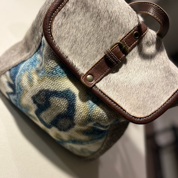 Myra- Simple Epiphany Bagpack - Picture 4 of 7